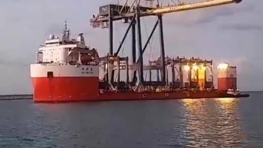 وصول سفينة صينيّة مُحمّلة بالرافعات الضخمة الى مرفأ طرابلس