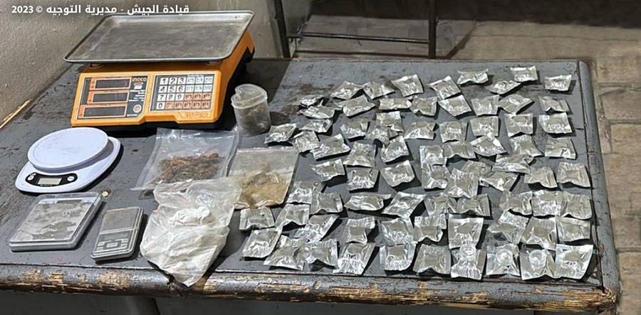 بالصور: مداهمات للجيش وظبط أسلحة وذخائر  ومخدرات