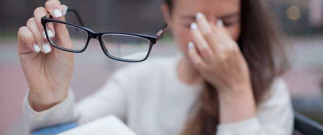 لماذا تضعف الرؤية بعد الأربعين؟