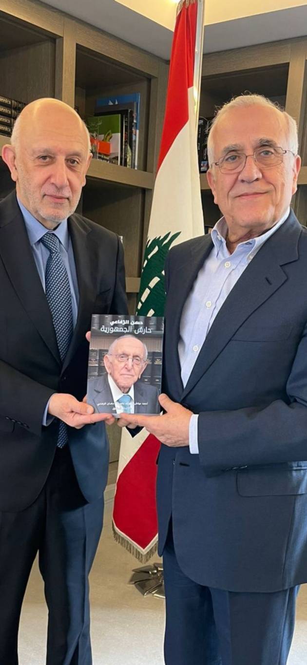 حسان الرفاعي يهدي كتاب 