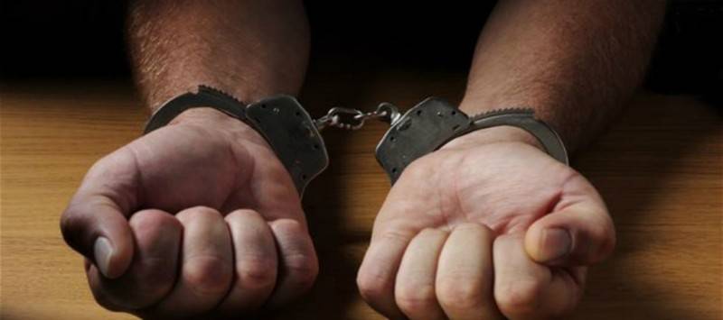 مطلوب خطير يلقي قنبلة يدويّة باتجاه العناصر الأمنية خلال توقيفه