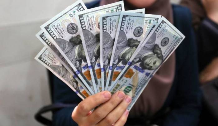 كم سجّل الدولار في السوق السوداء؟