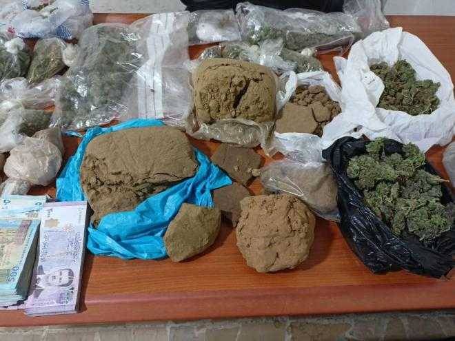 ضبط مخدرات ومواد ممنوعة على سطح منزل!