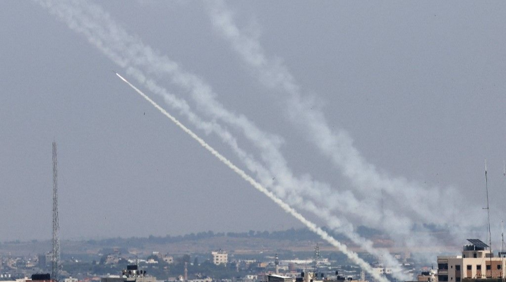 إطلاق دفعة صاروخية من غزة باتجاه مواقع وبلدات إسرائيلية