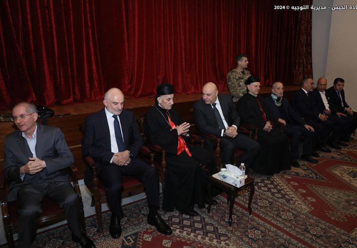 قائد الجيش يواصل تقبل التعازي بوفاة والدته