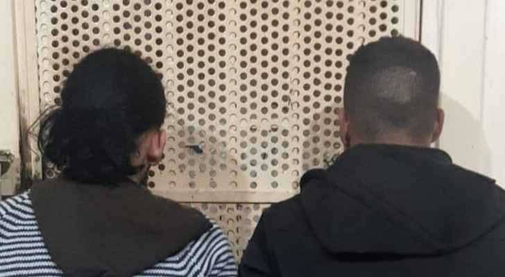 توقيف شخصين بحوزتهما أدوات لسرقة السيارات وبطاقة هوية مزوّرة