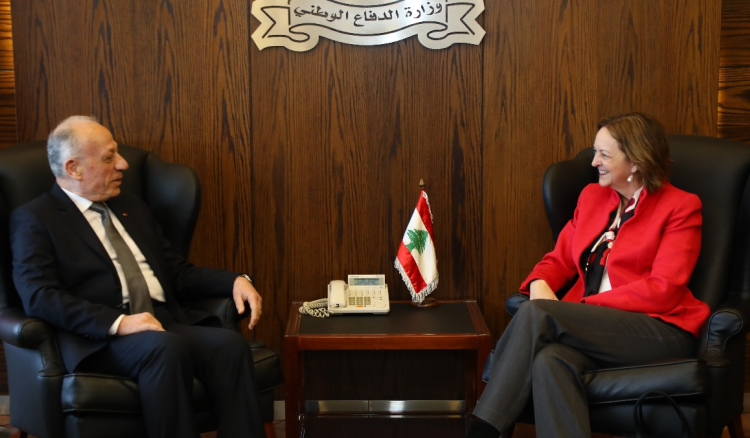 وزير الدفاع يلتقي السفيرة جونسون