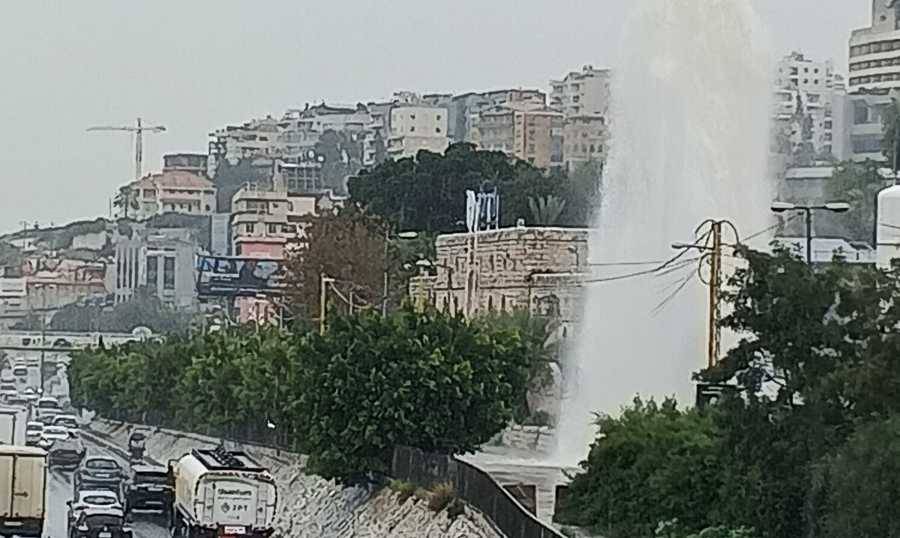 بالفيديو.. عطل في محطة ضبيّة يتسبّب بطوفان مائي على الأوتوستراد
