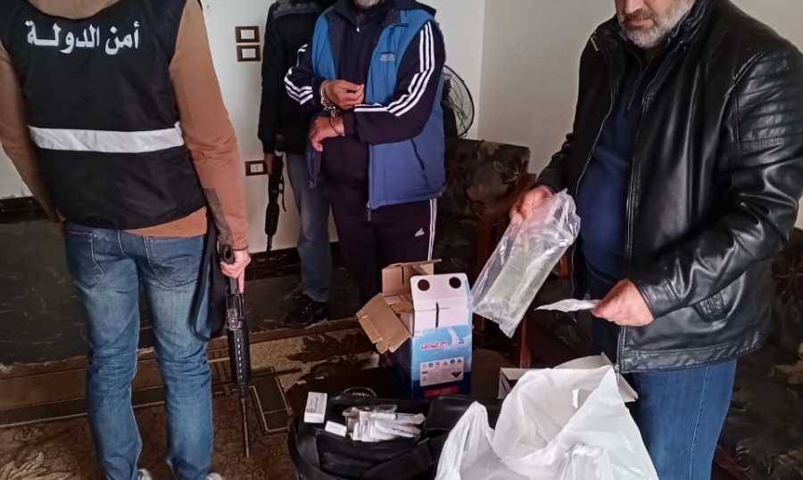 يهرّب الأدوية وينتحل صفة طبيب!