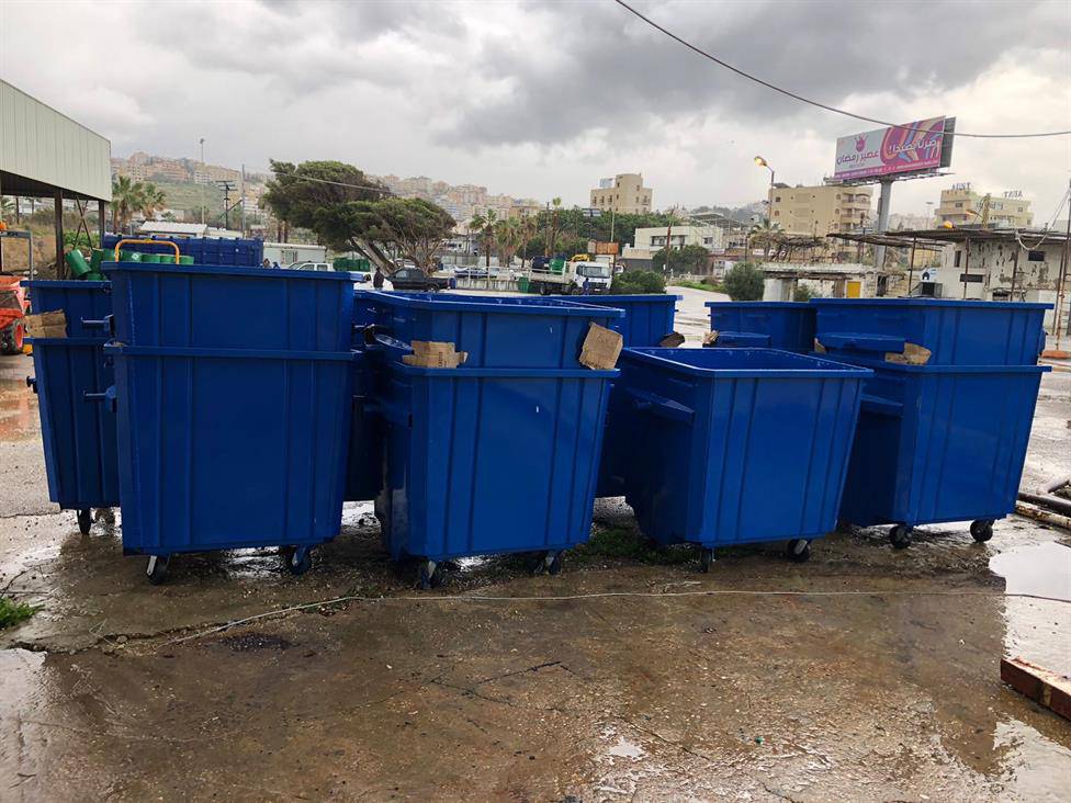 رجب الجبيلي يدعم بلدية صيدا بـ 130 حاوية جديدة للنفايات