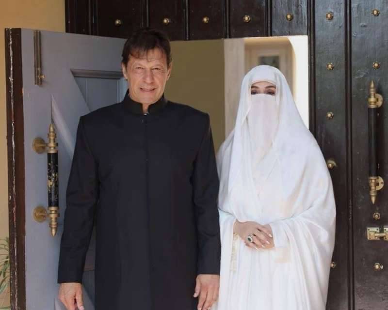 الحكم على عمران خان وزوجته بالسجن 7 سنوات