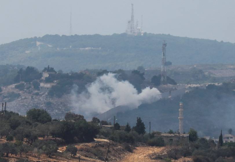 الجيش الإسرائيلي يقصف حولا ومركبا وقذائف فوسفورية سقطت بين المنازل