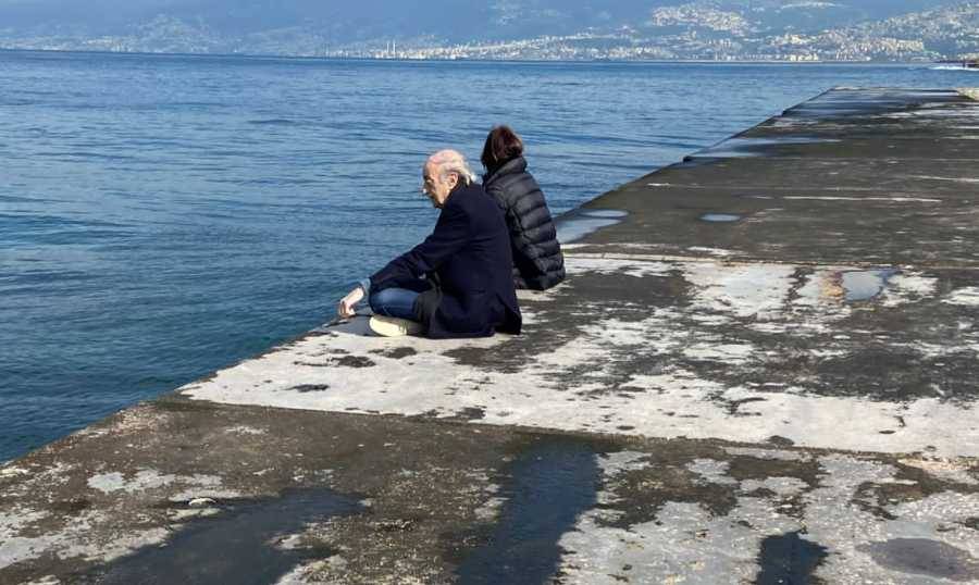 بالصور.. جنبلاط يجلس على الكورنيش
