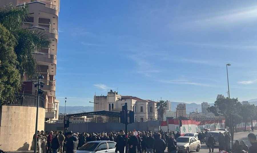 العسكريون المتقاعدون في الشارع: إقفال طرق مجلس الوزراء منعاً لانعقاده!