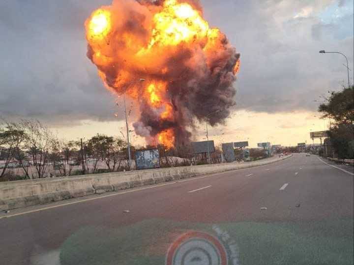 بالصورة: استهداف سيارتين في الغازية قناريت