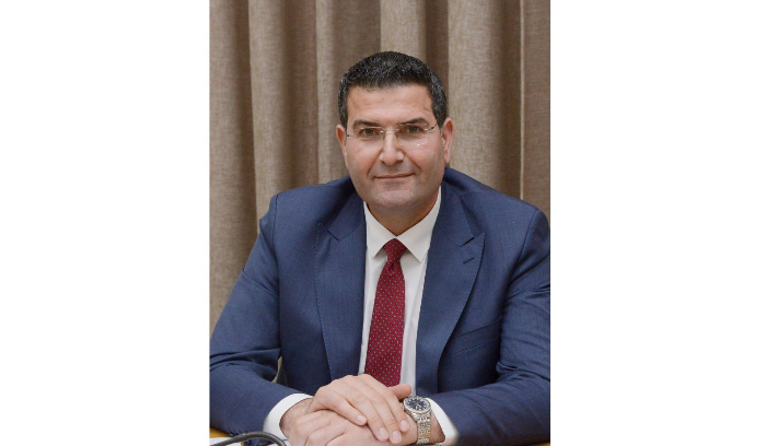 وزير الزراعة يهنئ نقيب الاطباء البيطريين الجديد