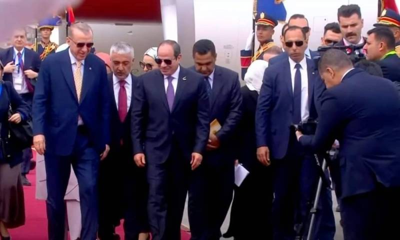 لأول مرة منذ أكثر من عقد.. أردوغان يصل القاهرة