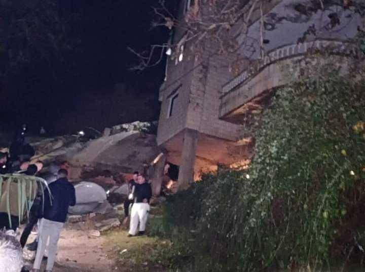إخلاء المبنى الملاصق للمبنى المنهار في الشويفات بعد سماع أصوات تفكّك في أساساته