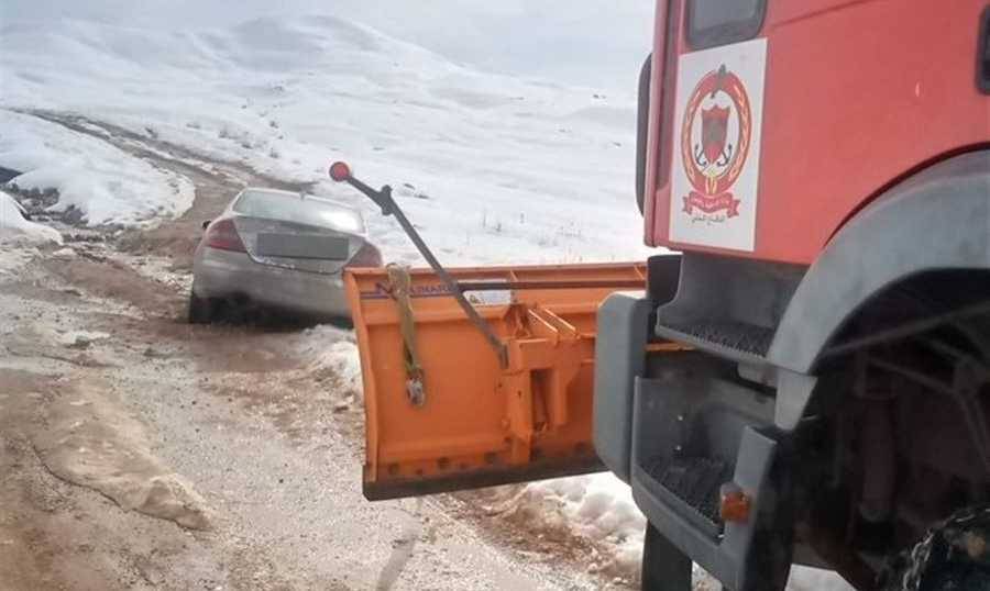 سحب سيارة عالقة في الثلوج