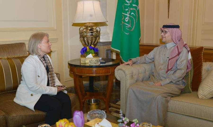 بخاري يستقبل نظيرته اليونانية