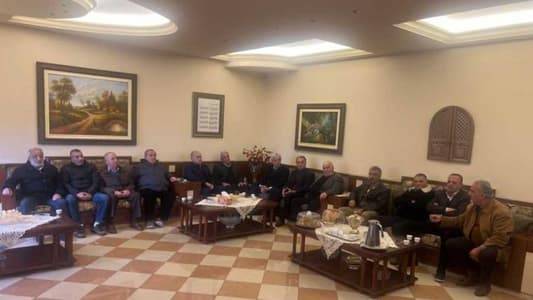 هذا ما عرضه أبو الحسن مع مخاتير المتن الأعلى
