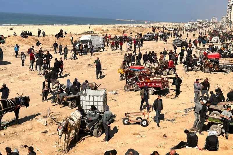 حماس تلوّح بوقف التفاوض.. وإسرائيل تتنصل من قصف منتظري المساعدات