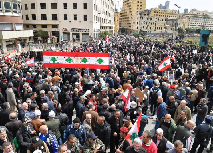 أزمة الرواتب للقطاع العام والعسكريين المتقاعدين الى الحل