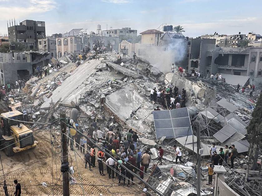 جرحى في قصف إسرائيلي استهدف فلسطينيين في شارع الرشيد الساحلي مقابل وسط قطاع غزة