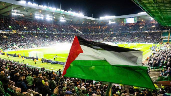 اعتداء إسرائيلي على مشجّع رفع علم فلسطين