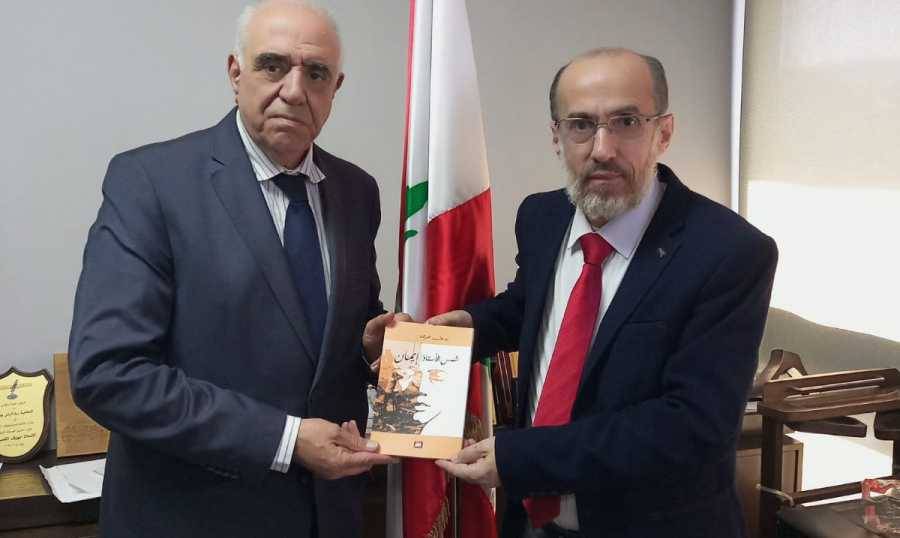 القصيفي يتسلّم من يوسف هزيمة كتابه الجديد