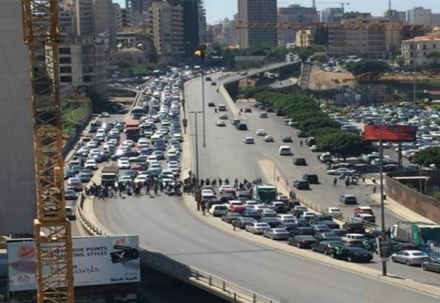 انقلاب سيارة عن جسر الرينغ