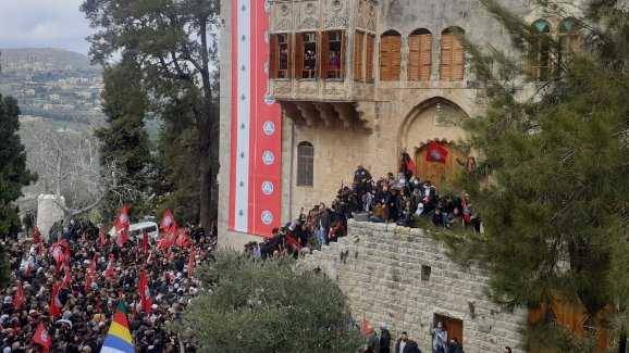 حشود أمّت ضريح 