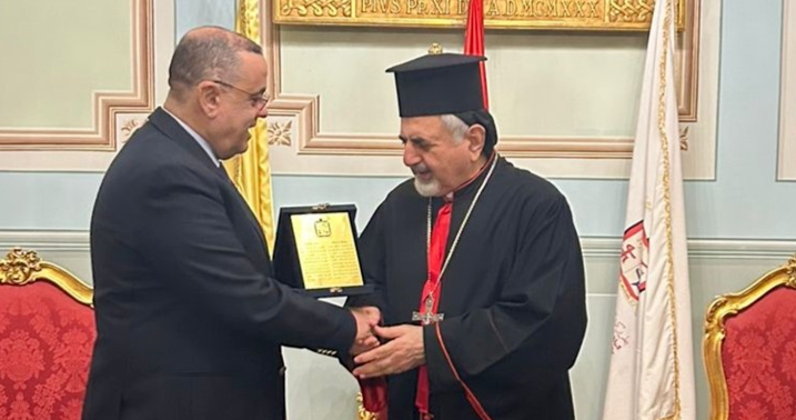 يونان منح البيسري لوحة تذكارية تقديراً لأعماله على صعيد الوطن