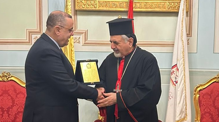 يونان يمنح البيسري لوحة تذكارية تقديرا لأعماله
