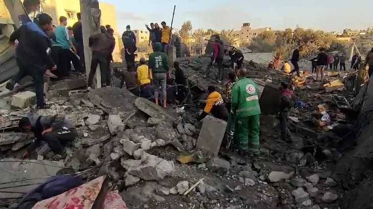27 شهيدا في قصف على مخيم النصيرات وسط غزة