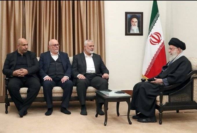 بلا أحذية خلافاً لخامنئي.. صورة هنية ووفد حماس بإيران تثير تفاعلاً
