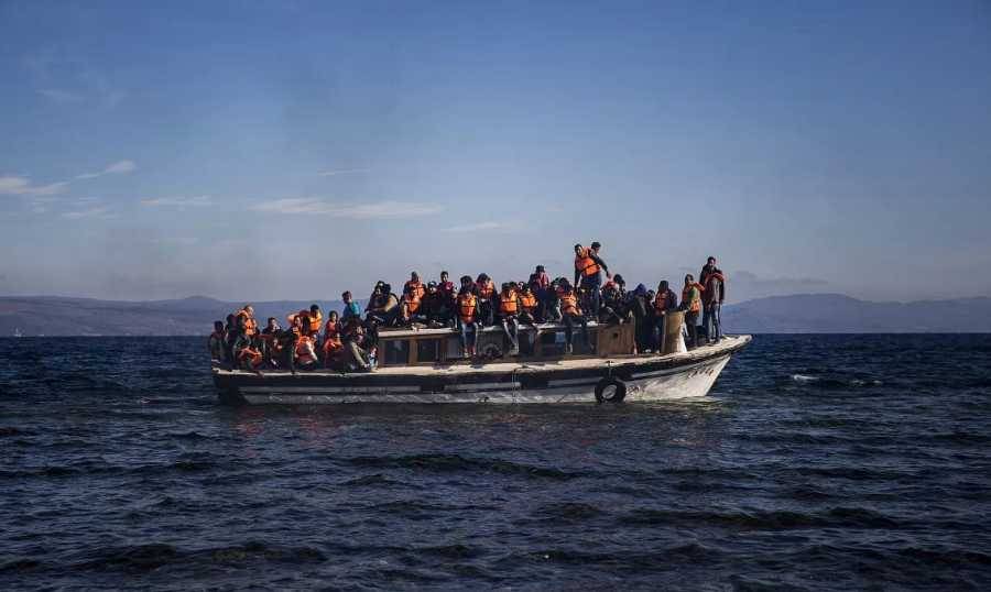 سحب مركب للمهاجرين قبالة شواطئ المنية