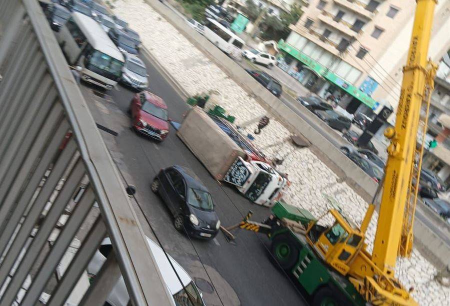 انقلاب شاحنة في جونية