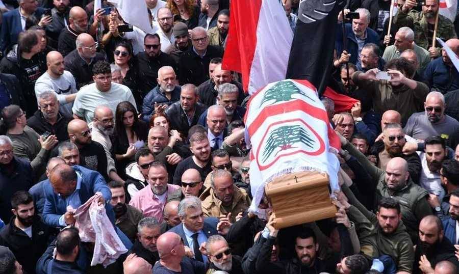 بحزن وغصة.. حشود حزبية وشعبية ترافق جثمان باسكال سليمان الى جبيل