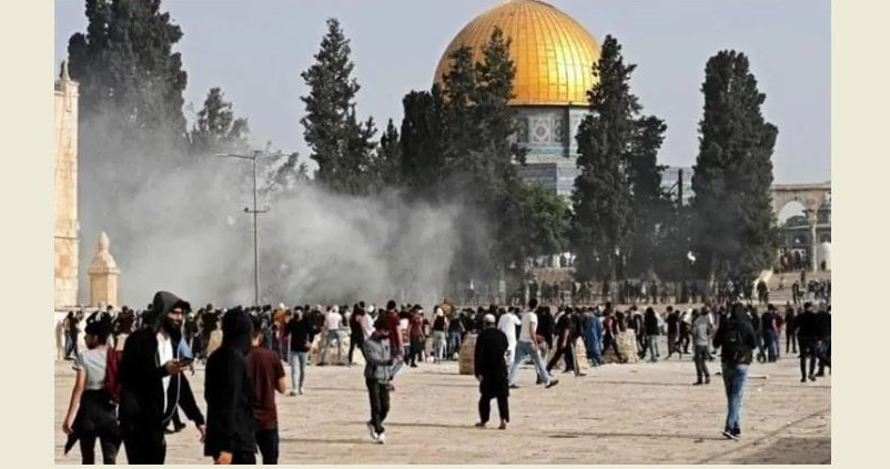 الاحتلال يعتدي على المصلين في الاقصى فجراً ويعتقل 5 منهم