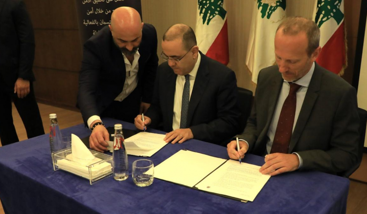تعاون بين 