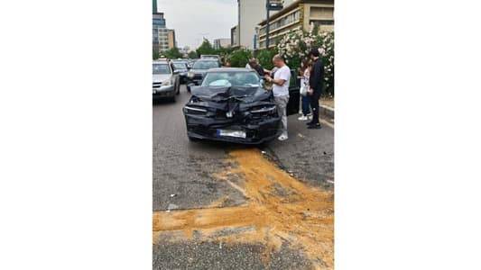 جرحى نتيجة تصادم بين سيارتين