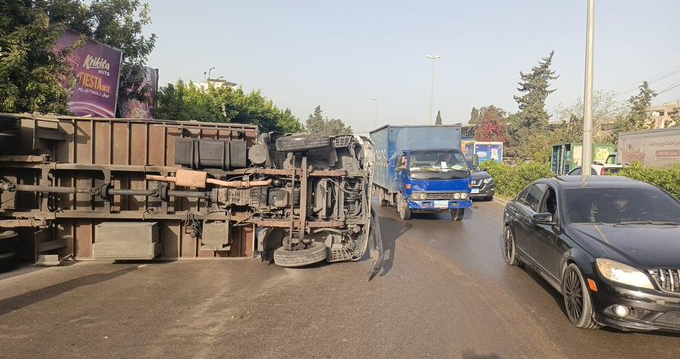 انقلاب بيك اب على طريق خلدة باتجاه الشويفات