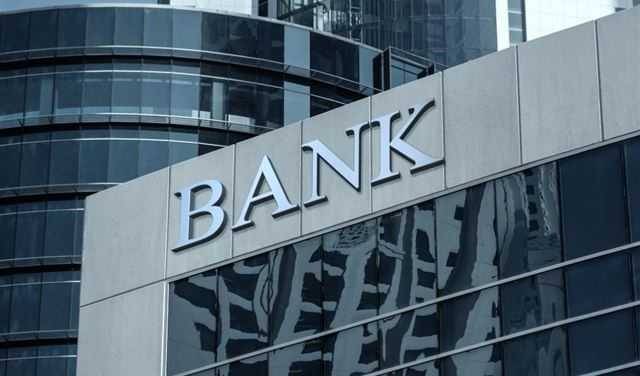 سيدة تحاول اقتحام مصرف للمطالبة بوديعتها