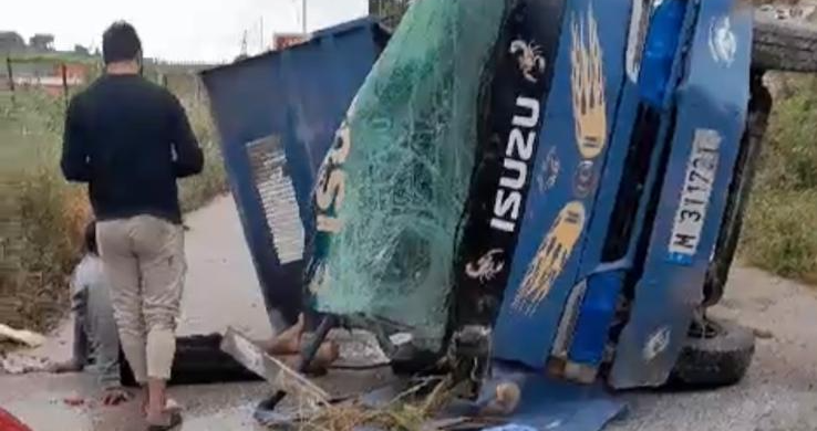 جريحان بانقلاب شاحنة