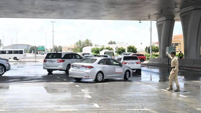 أمطار غزيرة بالسعودية والإمارات ترفع مستوى التأهب