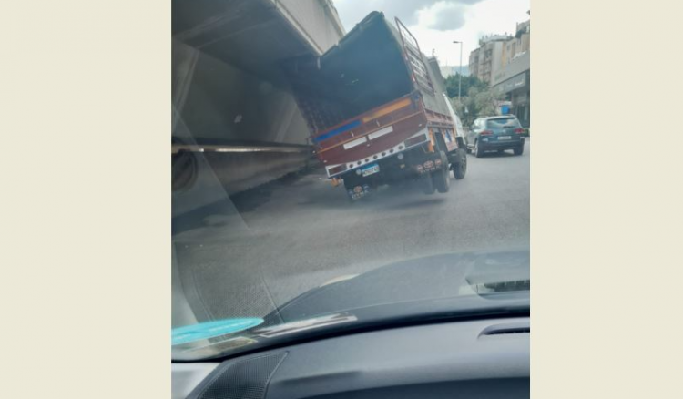 ارتطام شاحنة بجسر نهر الموت
