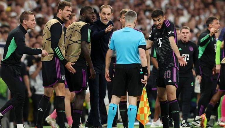 وفقاً للقانون.. كيف أخطأ فريق التحكيم في قمة مدريد مرتين؟