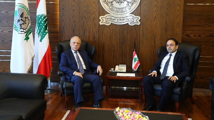 وزير الدفاع يعرض التطورات مع زواره