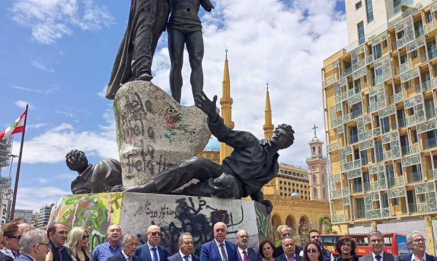 القصيفي والكعكي يضعان إكليلًا من الغار على تمثال الشهداء: 